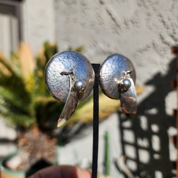 Vtg Susan Cummings Earrings Hammered Sterling Silver Dreamcatcher Feather Clips - Picture 7 of 13